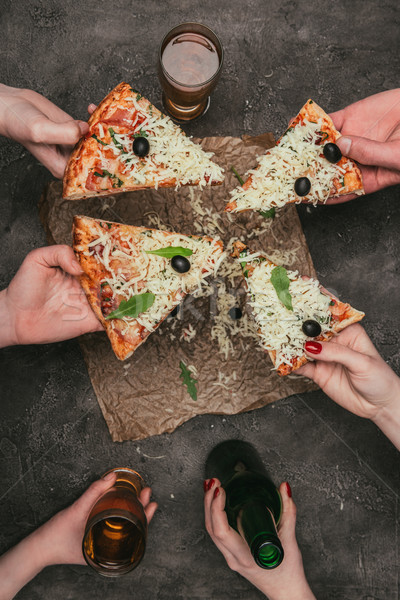 Widoku znajomych podział pizza pić Zdjęcia stock © LightFieldStudios
