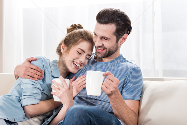 Cuplu potabilă ceai zâmbitor şedinţei Imagine de stoc © LightFieldStudios