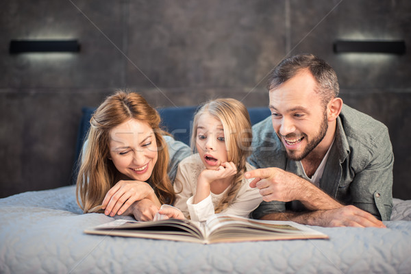 Familie lezing boek gelukkig gezin cute geschokt Stockfoto © LightFieldStudios