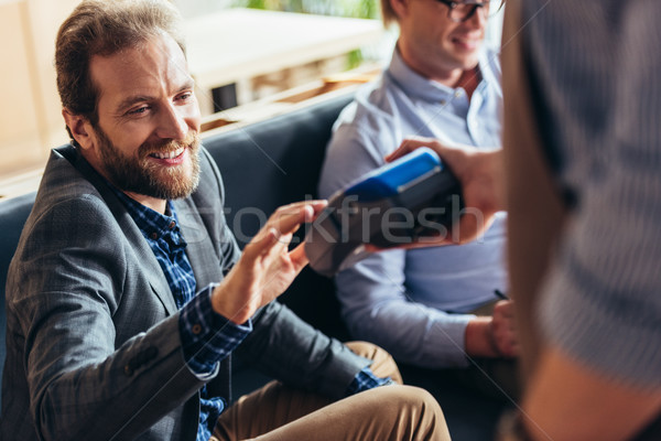 Menschen Bezahlung lächelnd bärtigen Kunden zahlen Stock foto © LightFieldStudios