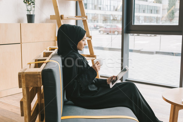 мусульманских женщину питьевой кофе концентрированный глядя Сток-фото © LightFieldStudios