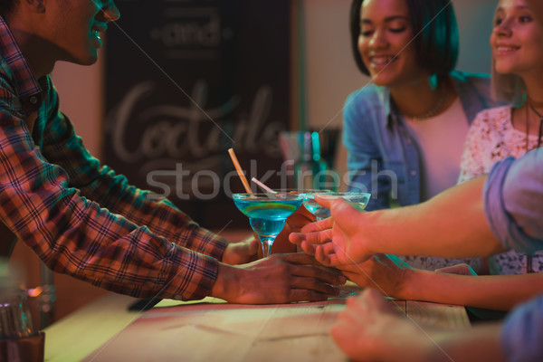 Alcool cocktail-uri vedere barman comandă vizitatori Imagine de stoc © LightFieldStudios