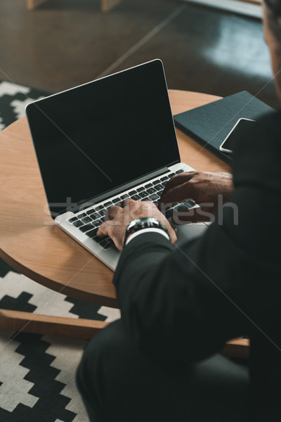 бизнесмен используя ноутбук выстрел кофейный столик служба таблице Сток-фото © LightFieldStudios