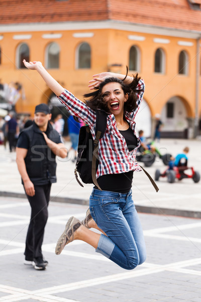 Foto d'archivio: Eccitato · giovani · turistica · jumping