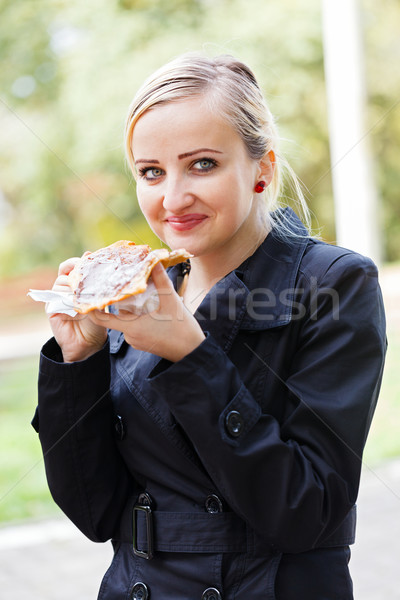 ízletes desszert mosolyog szőke lány tart Stock fotó © Lighthunter