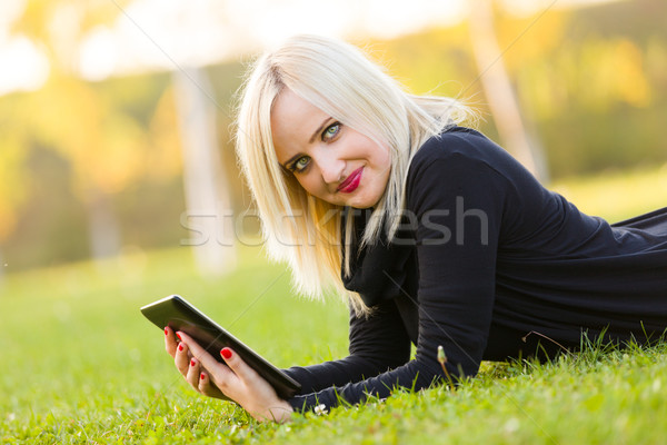 Verleidelijk meisje gras mooie jonge vrouw leggen Stockfoto © Lighthunter