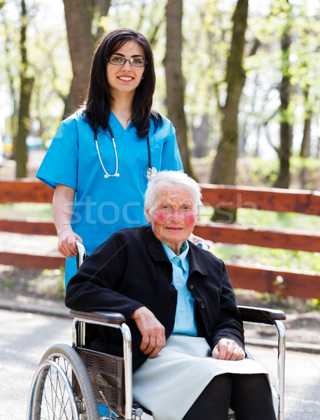 Stockfoto: Lopen · senior · patiënt · rolstoel · arts · verpleegkundige