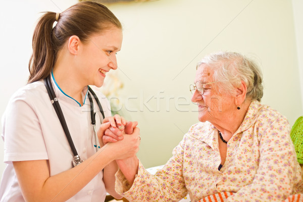Tineri medic asistentă vârstnici bolnav femeie Imagine de stoc © Lighthunter