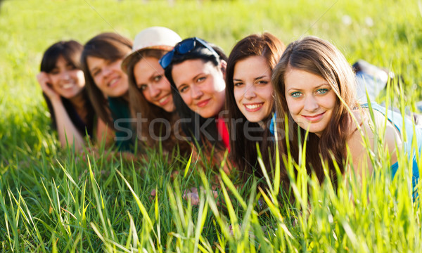 Ragazze fuori bella giovani erba Foto d'archivio © Lighthunter