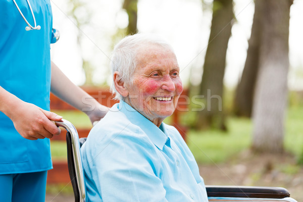 Idoso senhora sorridente ao ar livre cadeira de rodas Foto stock © Lighthunter