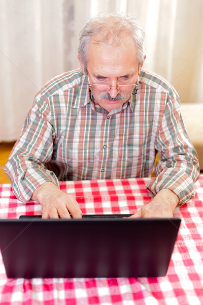 Foto stock: Viejo · tecnología · ancianos · hombre · usando · la · computadora · portátil · casa