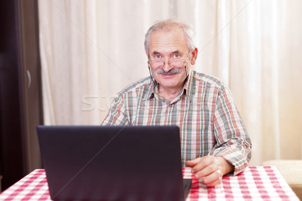 Foto stock: Velho · tecnologia · idoso · homem · óculos · usando · laptop