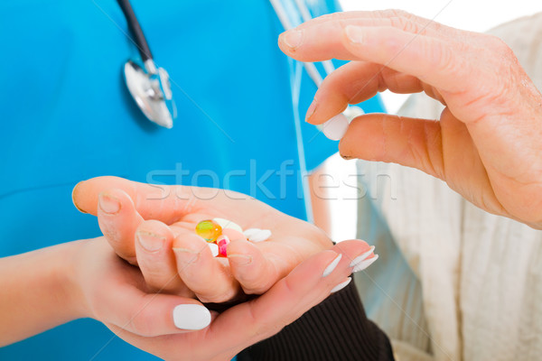 Stockfoto: Drugs · voorgeschreven · oude · vrouw · een · pil