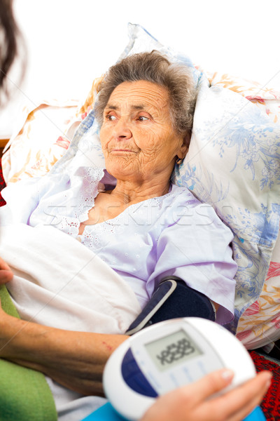 Digital pressão arterial idoso mulher médico Foto stock © Lighthunter