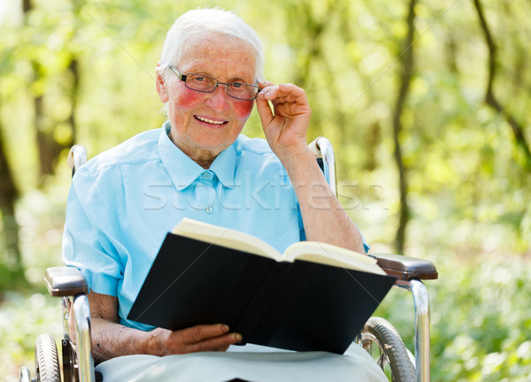 Signora sedia a rotelle lettura bible occhiali seduta Foto d'archivio © Lighthunter