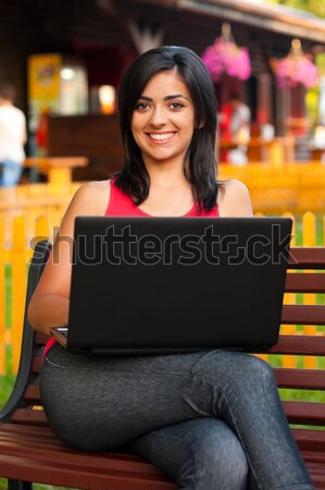 Mujer sonriente portátil sonriendo sesión aire libre Foto stock © Lighthunter