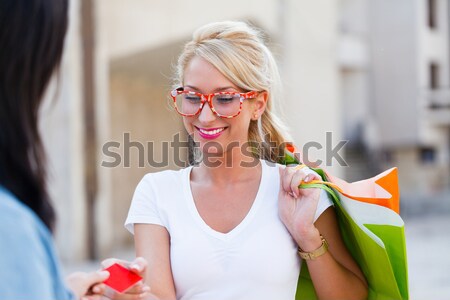 Hermosa rubio nina compras ciudad mujer atractiva Foto stock © Lighthunter