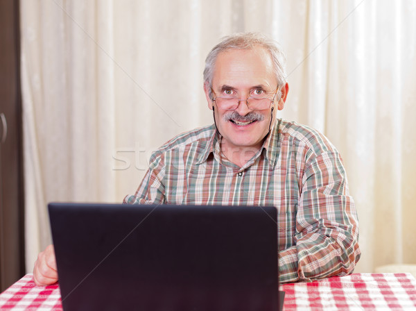 Idős férfi technológia idős férfi szemüveg laptopot használ Stock fotó © Lighthunter
