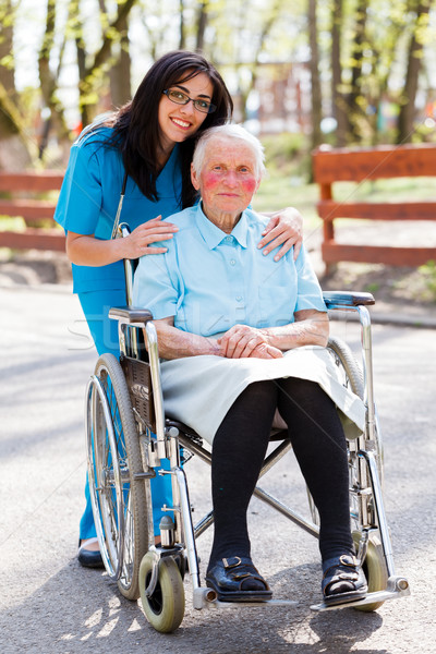 Nyugdíjas otthon gyönyörű orvos nővér kék kabát Stock fotó © Lighthunter
