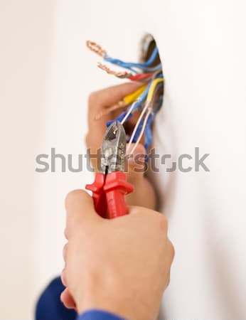 Ezermester dolgozik közelkép villanyszerelő réz drótok Stock fotó © Lighthunter