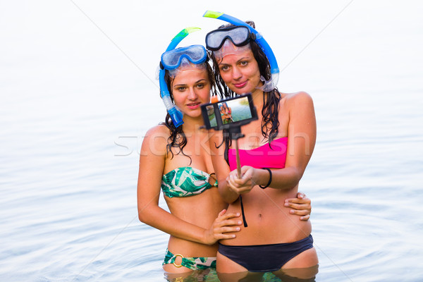 Spéciale autoportrait deux jeunes femmes amis Photo stock © Lighthunter