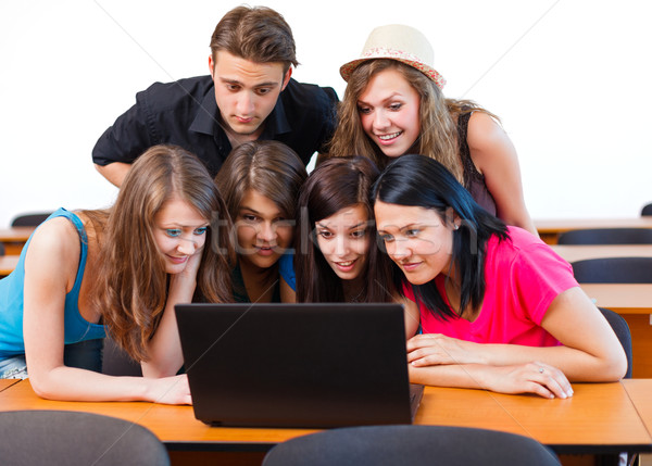 Etwas interessant Laptop Studenten schauen überrascht Stock foto © Lighthunter