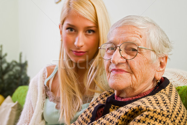 Foto d'archivio: Famiglia · vecchia · guardando · fotocamera · uno · ragazza