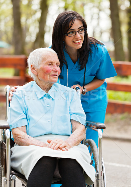 Bezoekers ouderen dame verpleegkundige naar Stockfoto © Lighthunter