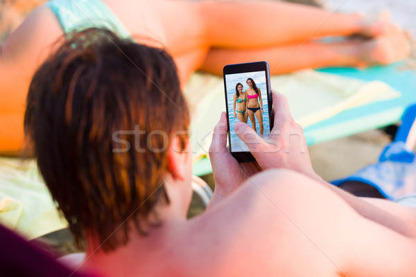 Meisjes facebook jonge man strand vriendin zee Stockfoto © Lighthunter