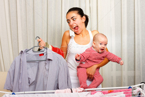 Equilibrio urlando giovani madre up lavanderia Foto d'archivio © Lighthunter