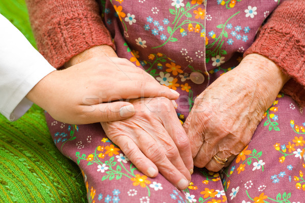 Segít szűkölködő orvos tart öreg kéz Stock fotó © Lighthunter