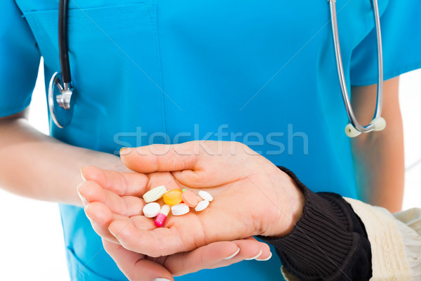 Idős kezek tart nagy mennyiség tabletták Stock fotó © Lighthunter