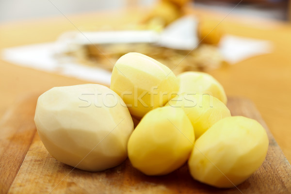 Pelé fraîches pommes de terre bois plaque table Photo stock © Lighthunter