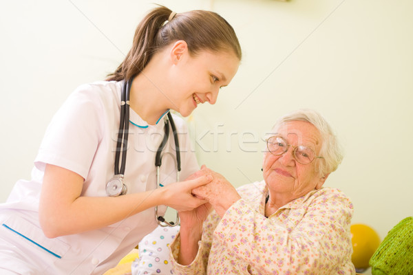 Foto stock: Jóvenes · médico · enfermera · ancianos · enfermos · mujer