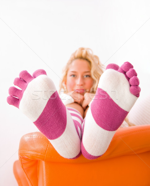 Skarpetki młoda kobieta posiedzenia bed patrząc kamery Zdjęcia stock © Lighthunter