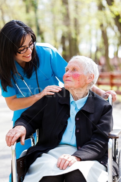 Asilo de ancianos hermosa médico enfermera azul abrigo Foto stock © Lighthunter