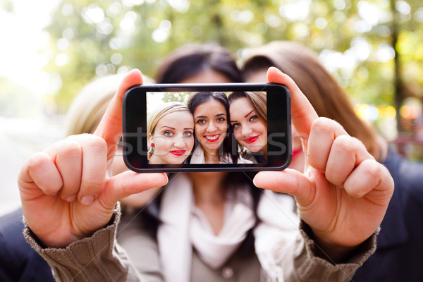 Barátnők diákok elvesz önarckép okostelefon nő Stock fotó © Lighthunter