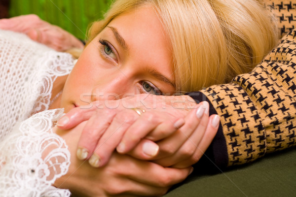 Stockfoto: Jonge · vrouw · leggen · hoofd · benen · familie · hand