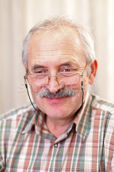Starszy człowiek portret uśmiechnięty okulary twarz Zdjęcia stock © Lighthunter