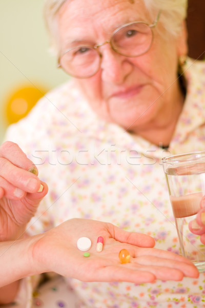 Yaşlı kadın genç doktor ilaçlar vitaminler cam Stok fotoğraf © Lighthunter