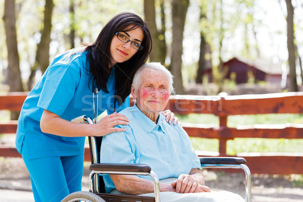 Bejaardentehuis mooie arts verpleegkundige Blauw jas Stockfoto © Lighthunter