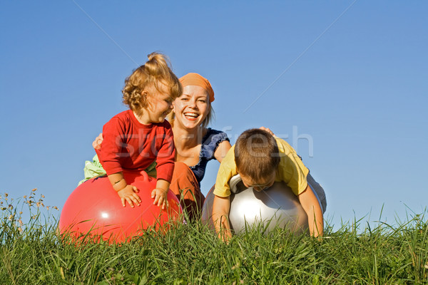 Foto stock: Família · jogar · ao · ar · livre · mulher · dois · crianças · brincando