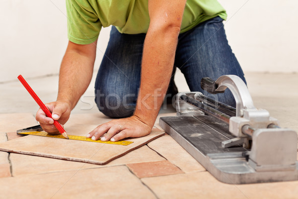 Trabalhador mãos cerâmico piso azulejos Foto stock © lightkeeper