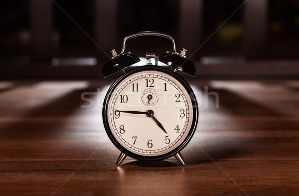 Tôt le matin horloge artificielle Retour lumière sombre Photo stock © lightkeeper
