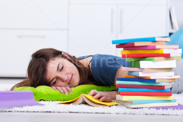 Adolescent carte fată epuizat învăţare Imagine de stoc © lightkeeper