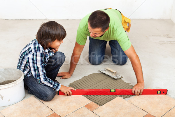 Man jongen leggen keramische vloer tegels Stockfoto © lightkeeper