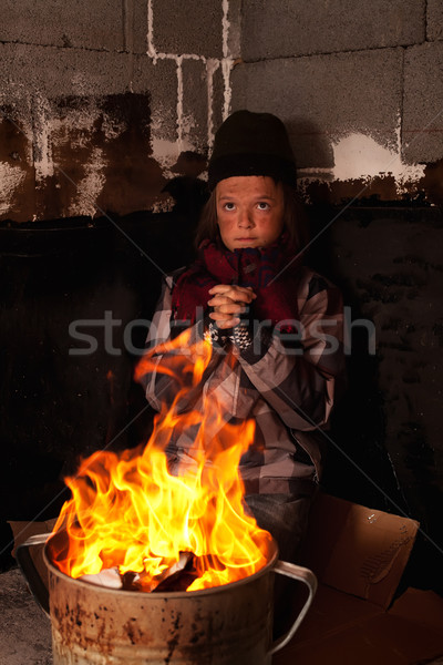 Szegény koldus gyermek felfelé tűz konzervdoboz Stock fotó © lightkeeper