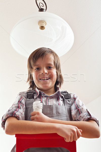 男孩 燈泡 天花板 燈 微笑 頂部 商業照片 © lightkeeper