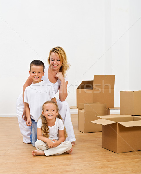 Stockfoto: Gelukkige · mensen · nieuw · huis · glimlachend · vloer · opwinding · nieuwigheid