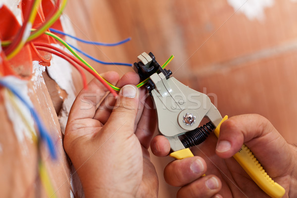Elettricista fili isolamento primo piano mani Foto d'archivio © lightkeeper